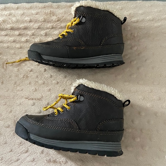 Boys Carter’s winter boots - Picture 5 of 7